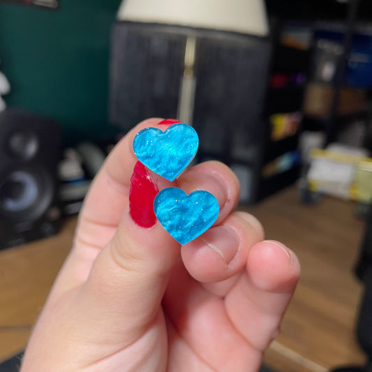 Petites boucles d'oreilles studs coeurs en acrylique marbrée bleue à paillettes