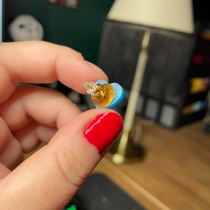Petites boucles d'oreilles studs coeurs en acrylique marbrée bleue à paillettes