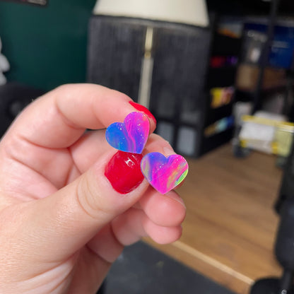 Petites boucles d'oreilles studs coeurs en acrylique semi transparente marbrée multicolore