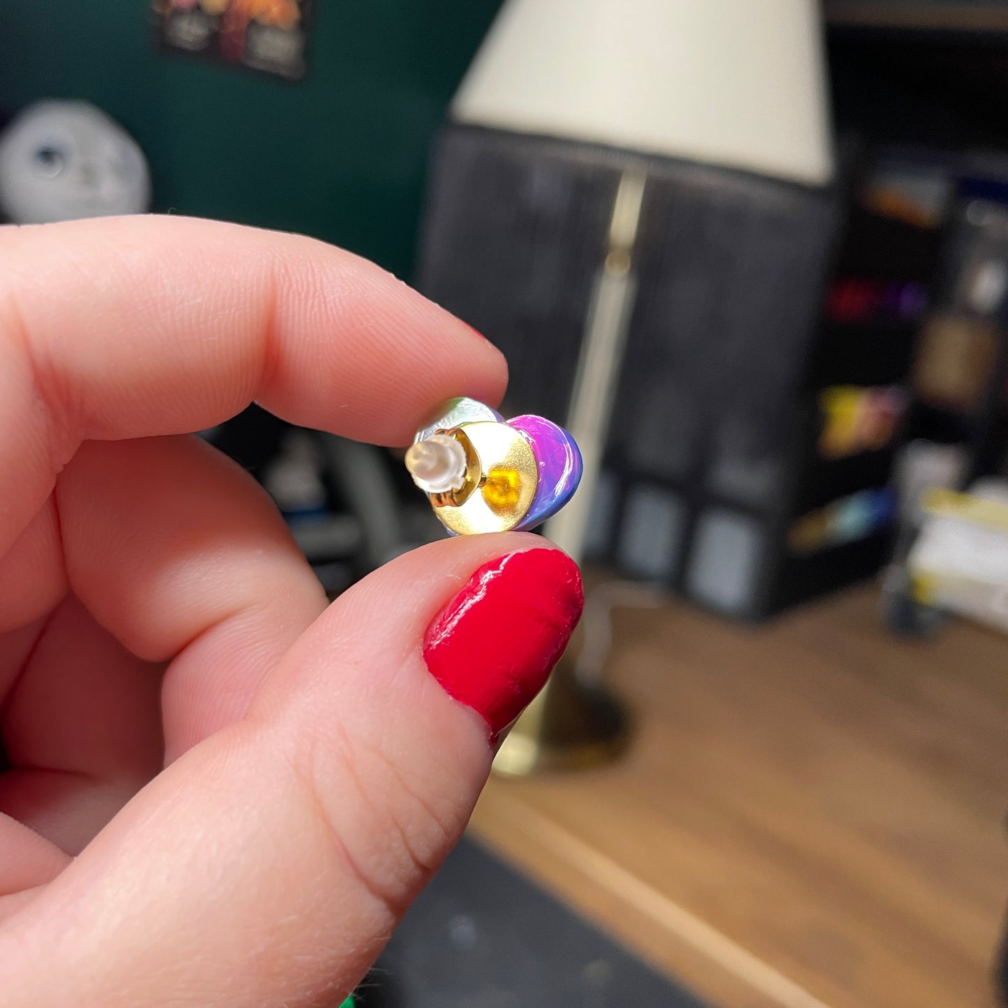Petites boucles d'oreilles studs coeurs en acrylique semi transparente marbrée multicolore