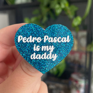 [CONTRÔLE TECHNIQUE] Broche "Pedro Pascal is my daddy" en acrylique à paillettes bleues
