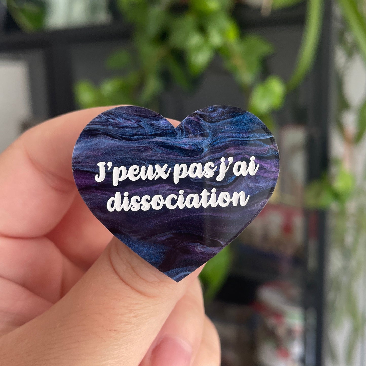 [CONTRÔLE TECHNIQUE] Broche "J'peux pas j'ai dissociation" en acrylique marbrée bleue et violette