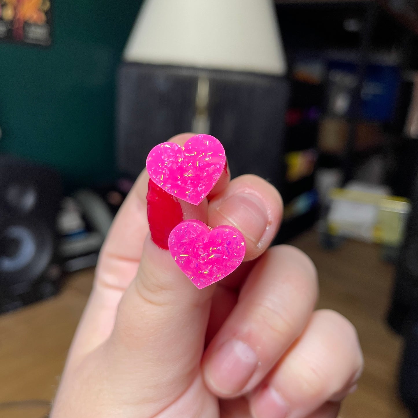 Petites boucles d'oreilles studs coeurs en acrylique rose à paillettes