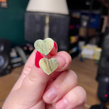 Petites boucles d'oreilles studs coeurs en acrylique marbrée marron et blanche