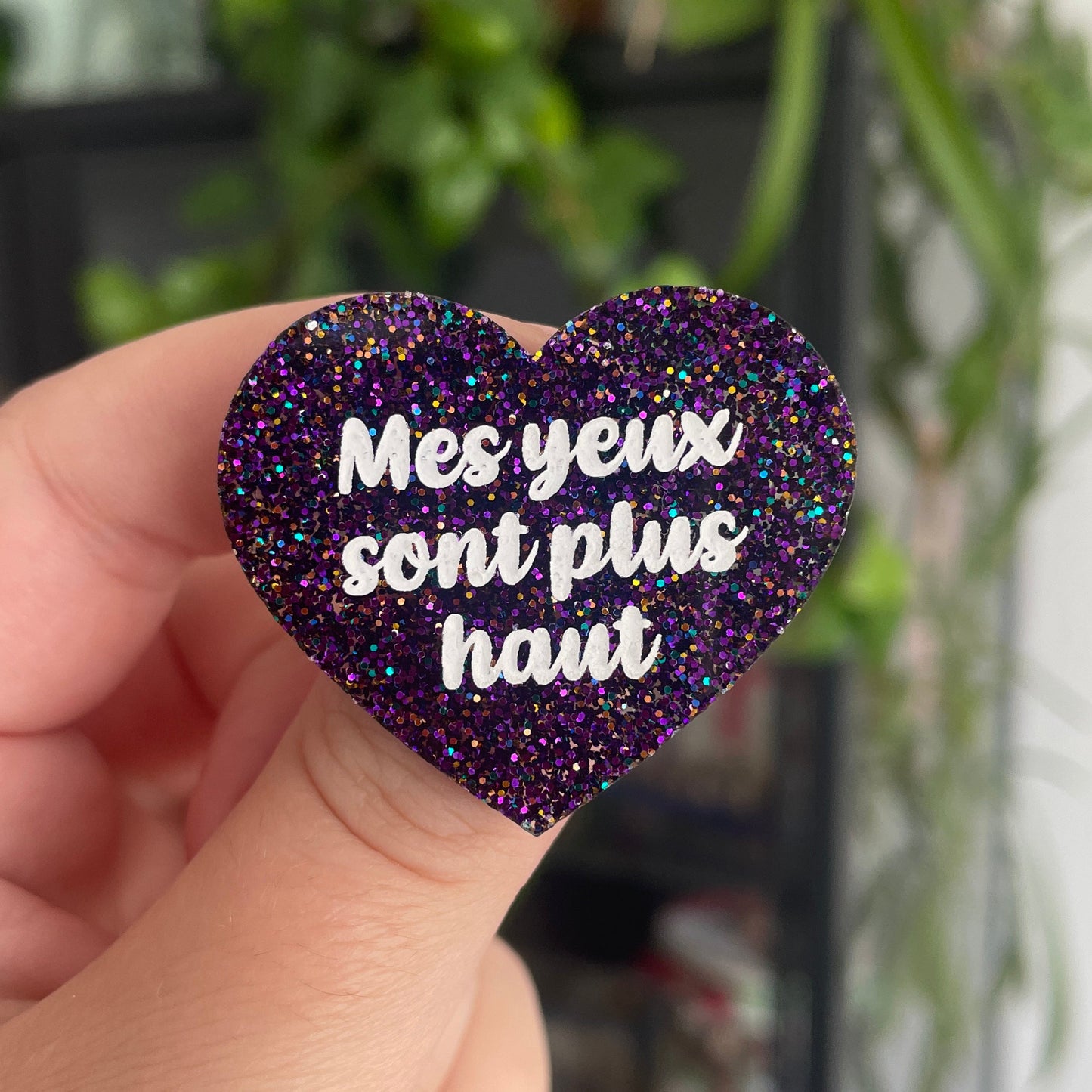 [CONTRÔLE TECHNIQUE] Broche "Mes yeux sont plus haut" en acrylique à paillettes violettes