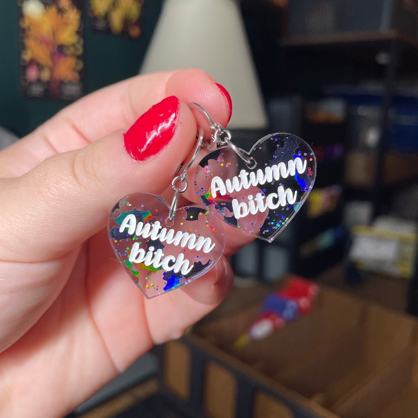 Paire de boucles d'oreilles "Autumn bitch" en acrylique transparente avec des confettis chauve-souris