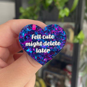 [CONTRÔLE TECHNIQUE] Broche "Felt cute might delete later" en acrylique transparente avec des confettis bleus et violets