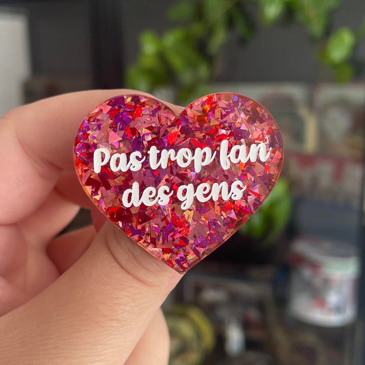 [CONTRÔLE TECHNIQUE] Broche "Pas trop fan des gens" en acrylique transparente avec des confettis rouges et roses