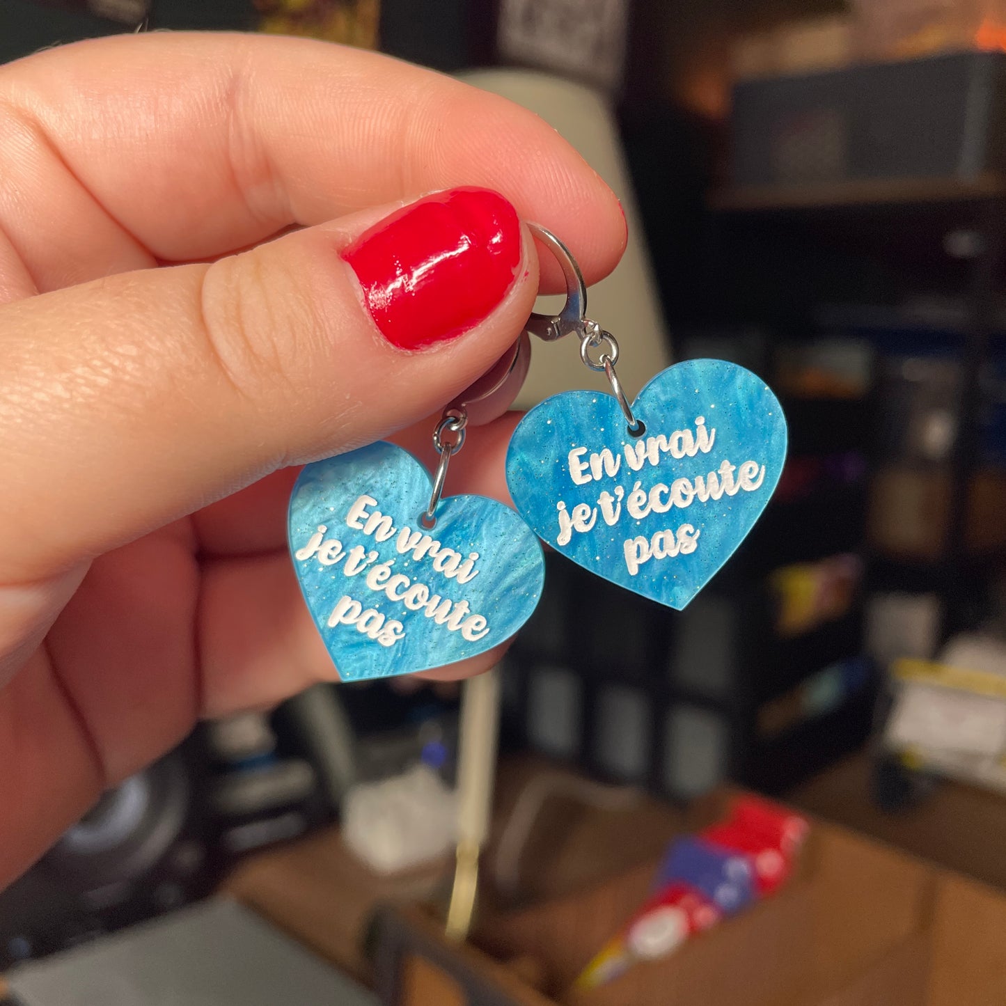 Paire de boucles d'oreilles "En vrai je t'écoute pas" en acrylique marbrée bleue à paillettes
