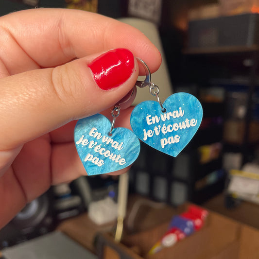 Paire de boucles d'oreilles "En vrai je t'écoute pas" en acrylique marbrée bleue à paillettes