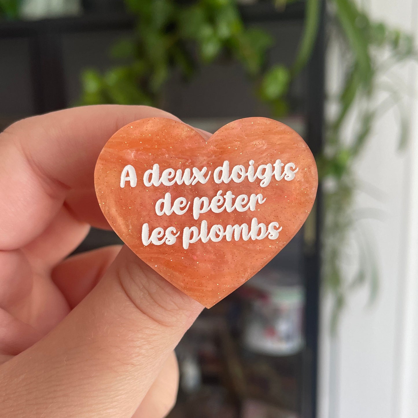 [CONTRÔLE TECHNIQUE] Broche "A deux doigts de péter les plombs" en acrylique marbrée orange pastel à paillettes