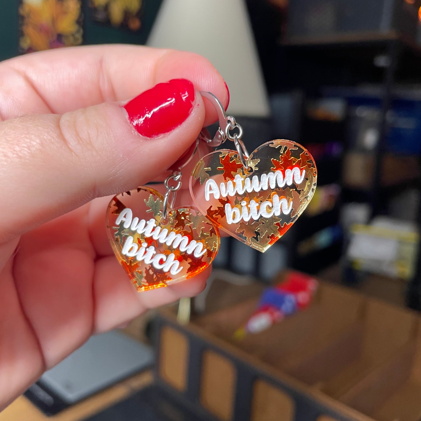 Paire de boucles d'oreilles "Autumn bitch" en acrylique transparente avec des confettis feuilles d'érable