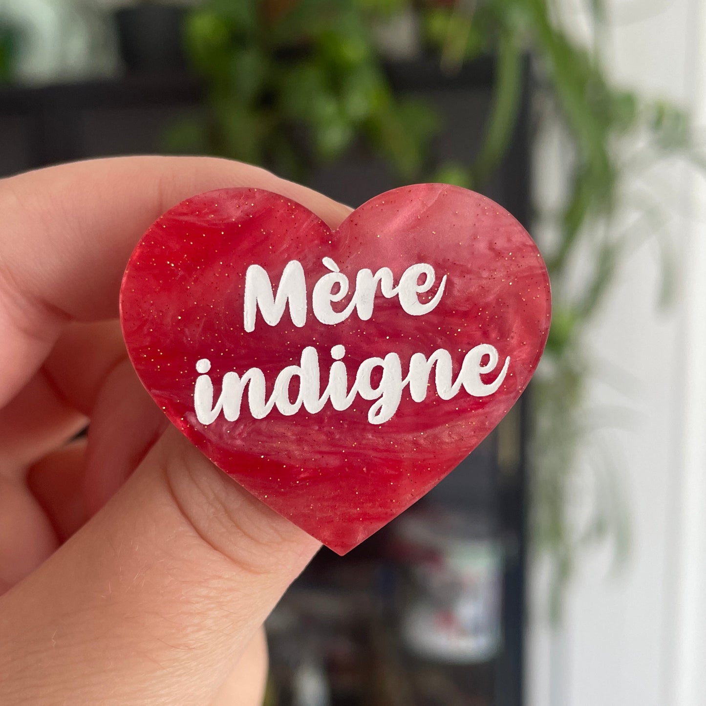 [CONTRÔLE TECHNIQUE] Broche "Mère indigne" en acrylique marbrée rose à paillettes