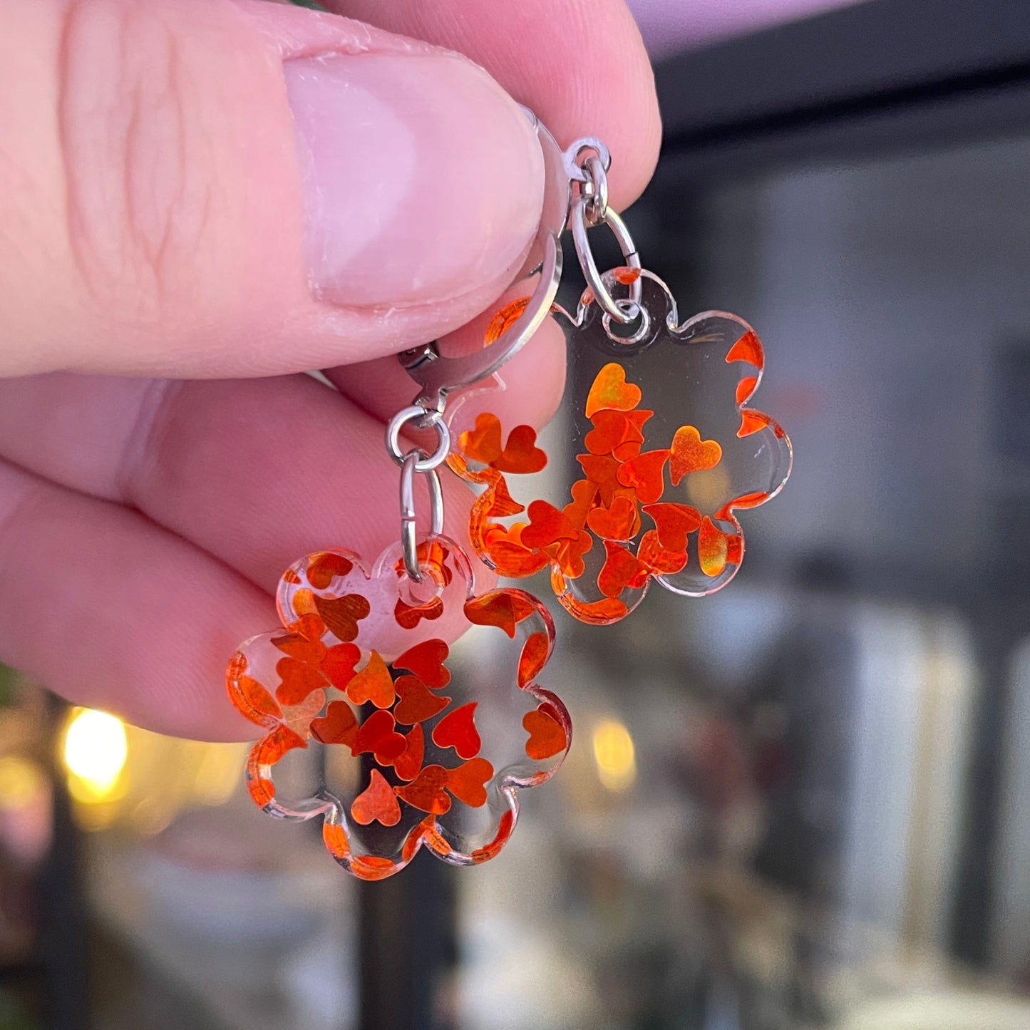 Petites boucles d'oreilles fleurs pendantes en acrylique transparente avec des coeurs oranges