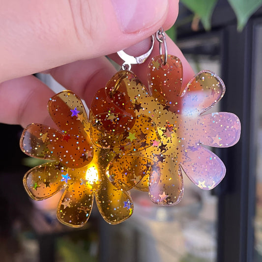 Grandes boucles d'oreilles fleurs pendantes en acrylique japonaise transparente jaune avec des paillettes étoiles