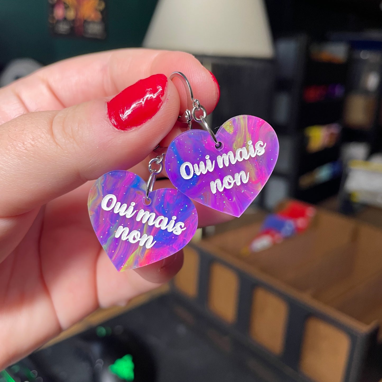 Paire de boucles d'oreilles "Oui mais non" en acrylique semi transparente marbrée multicolore
