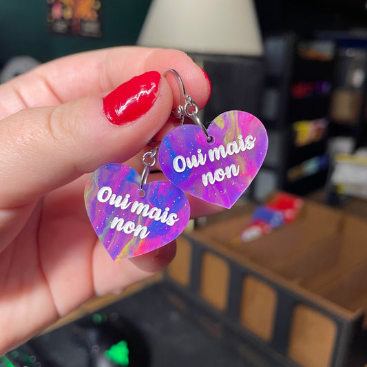 Paire de boucles d'oreilles "Oui mais non" en acrylique semi transparente marbrée multicolore