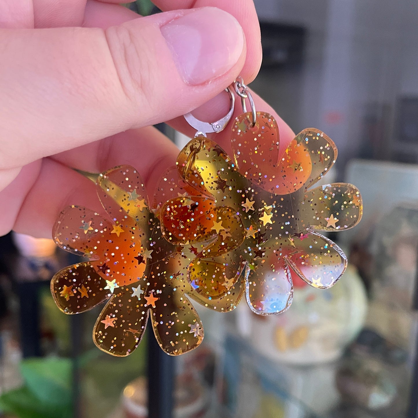 Grandes boucles d'oreilles fleurs pendantes en acrylique japonaise transparente jaune avec des paillettes étoiles