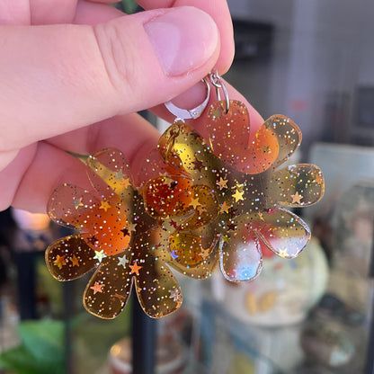Grandes boucles d'oreilles fleurs pendantes en acrylique japonaise transparente jaune avec des paillettes étoiles