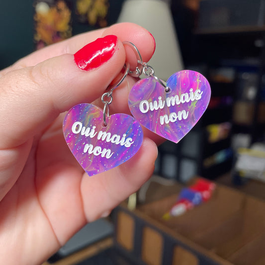 Paire de boucles d'oreilles "Oui mais non" en acrylique semi transparente marbrée multicolore