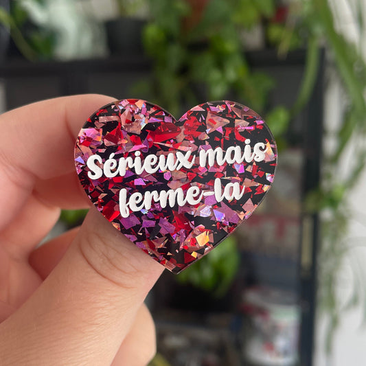 [CONTRÔLE TECHNIQUE] Broche "Sérieux mais ferme-la" en acrylique noire avec des confettis rouges et roses