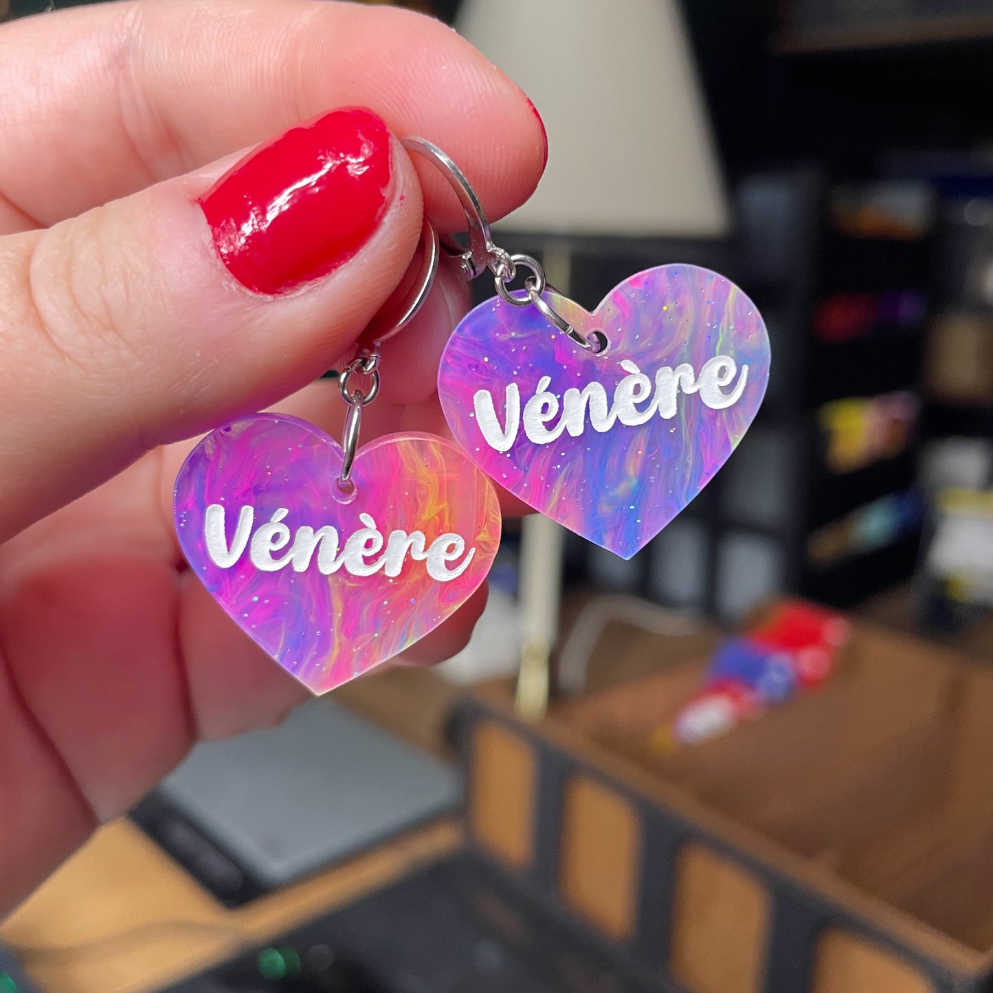 Paire de boucles d'oreilles "Vénère" en acrylique semi transparente marbrée multicolore