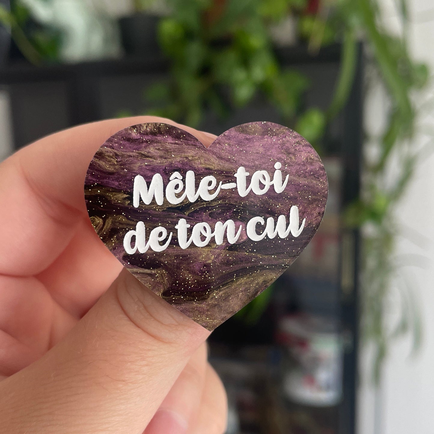 [CONTRÔLE TECHNIQUE] Broche "Mêle-toi de ton cul" en acrylique marbrée violette et dorée à paillettes