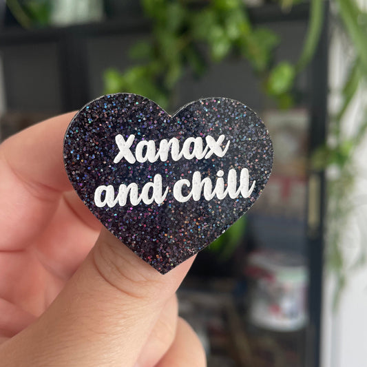 [CONTRÔLE TECHNIQUE] Broche "Xanax and chill" en acrylique à paillettes noires holographiques