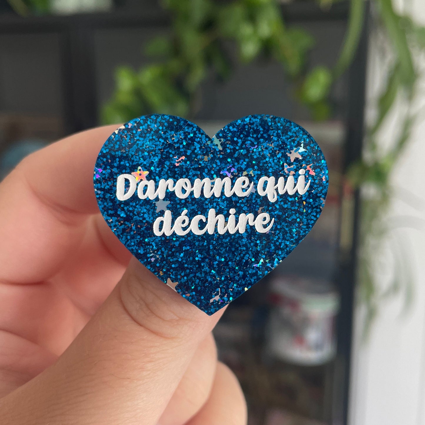 [CONTRÔLE TECHNIQUE] Broche "Daronne qui déchire" en acrylique à paillettes bleues et confettis étoiles