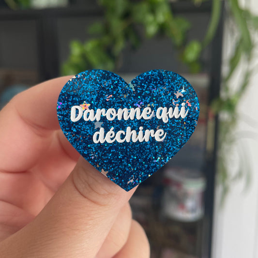 [CONTRÔLE TECHNIQUE] Broche "Daronne qui déchire" en acrylique à paillettes bleues et confettis étoiles