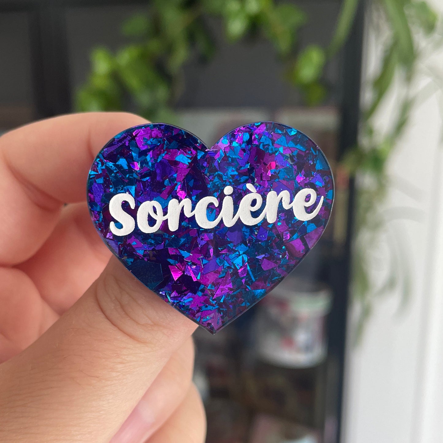 [CONTRÔLE TECHNIQUE] Broche "Sorcière" en acrylique transparente avec des confettis bleus et violets