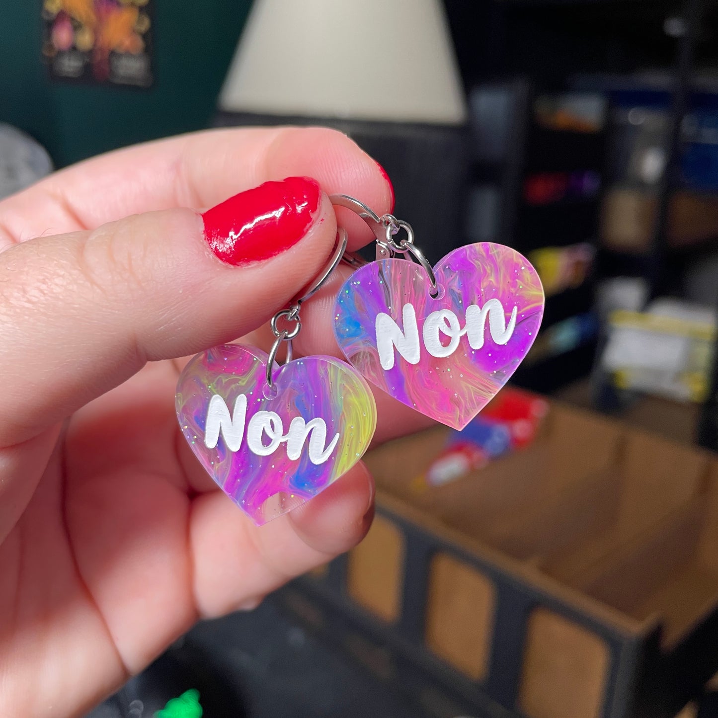 Paire de boucles d'oreilles "Non" en acrylique semi transparente marbrée multicolore