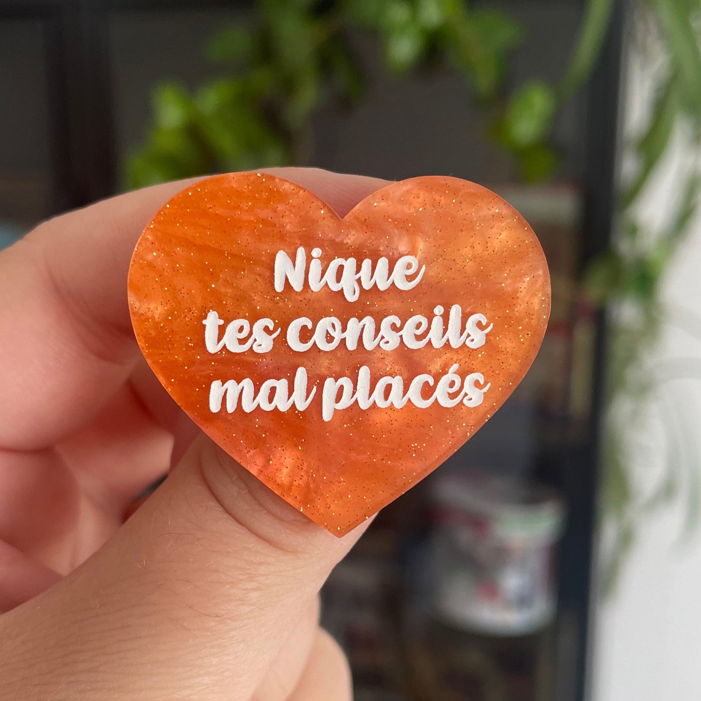 [CONTRÔLE TECHNIQUE] Broche "Nique tes conseils mal placés" en acrylique marbrée orange à paillettes