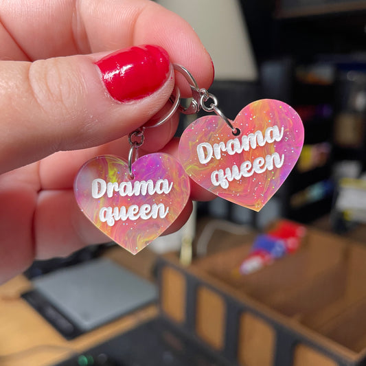 Paire de boucles d'oreilles "Drama queen" en acrylique semi transparente marbrée multicolore