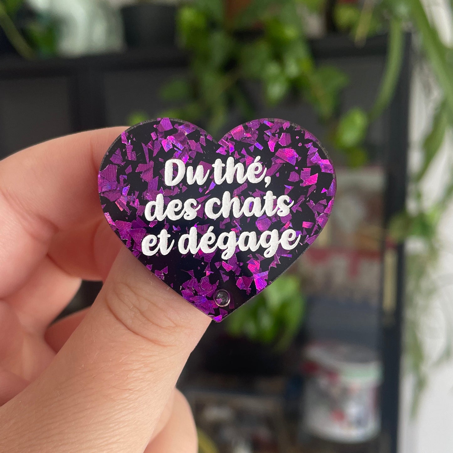 [CONTRÔLE TECHNIQUE] Broche "Du thé, des chats et dégage" en acrylique noire avec des éclats de confettis violets