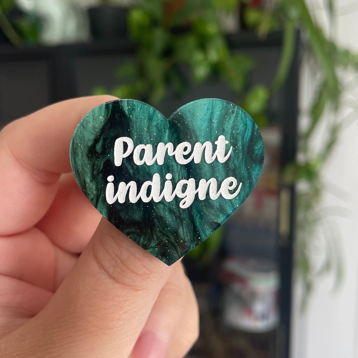 [CONTRÔLE TECHNIQUE] Broche "Parent indigne" en acrylique marbrée noire et vert sapin à paillettes