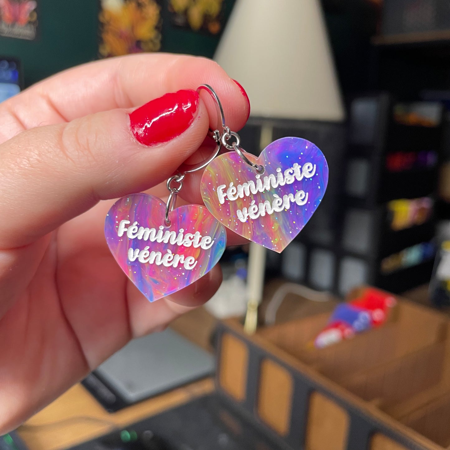 Paire de boucles d'oreilles "Féministe vénère" en acrylique semi transparente marbrée multicolore