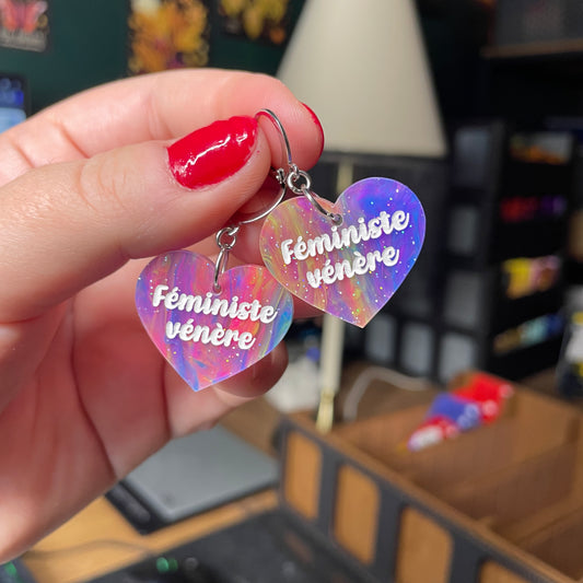 Paire de boucles d'oreilles "Féministe vénère" en acrylique semi transparente marbrée multicolore