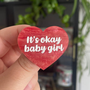 [CONTRÔLE TECHNIQUE] Broche "It's okay baby girl" en acrylique marbrée rose à paillettes