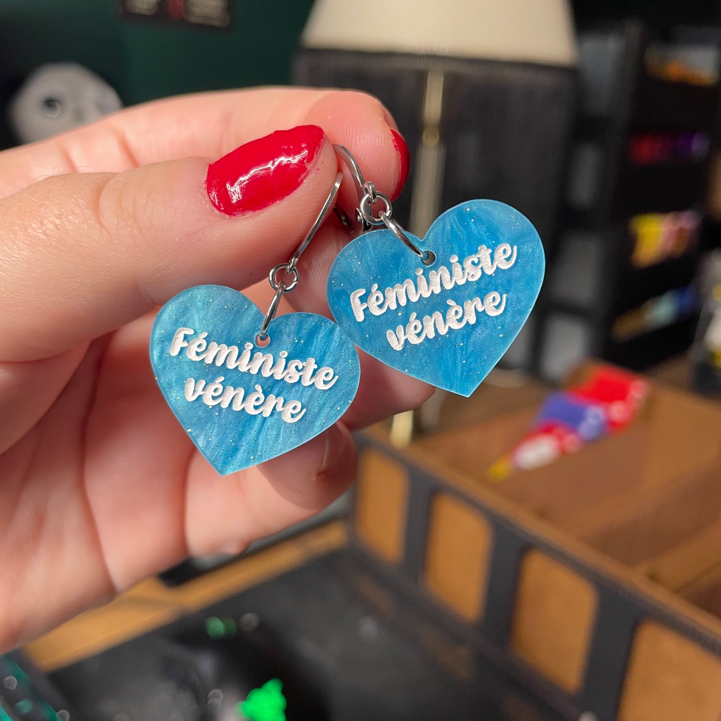 Paire de boucles d'oreilles "Féministe vénère" en acrylique marbrée bleue à paillettes