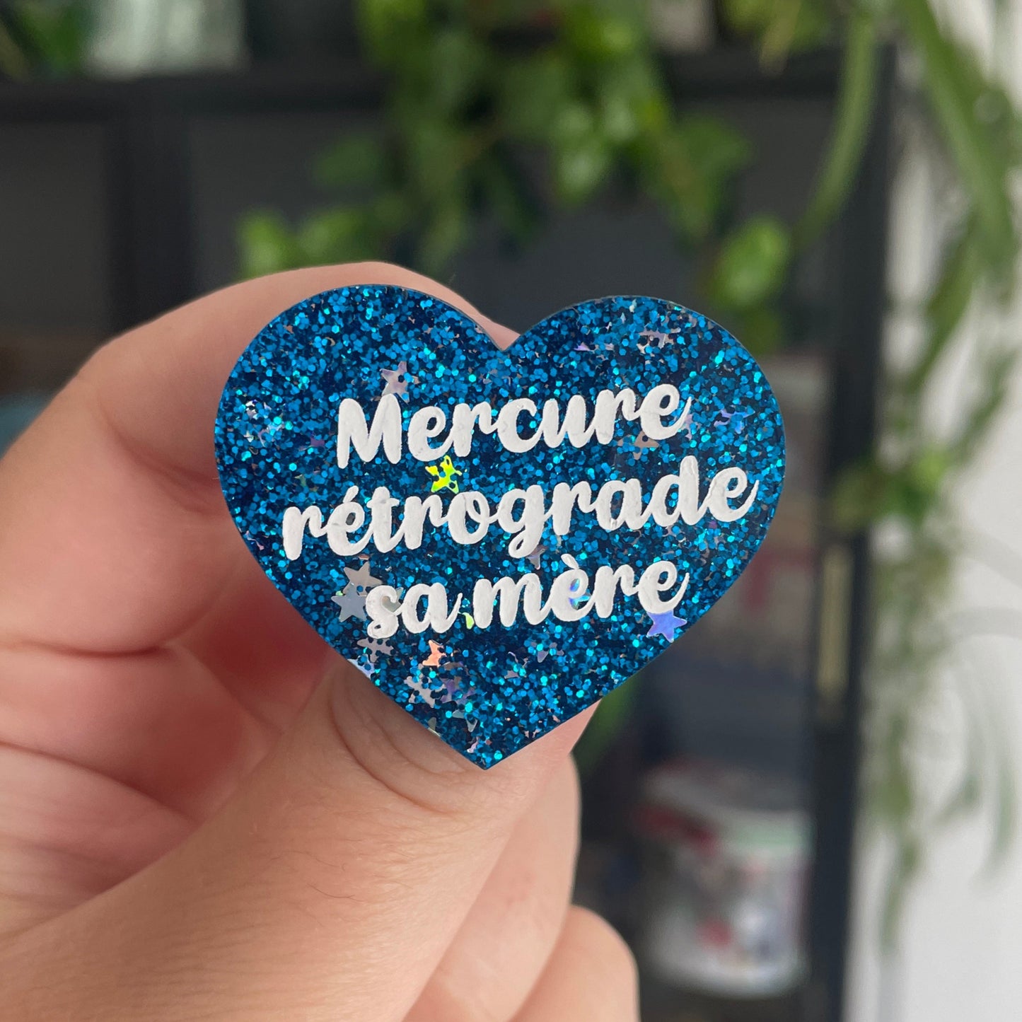[CONTRÔLE TECHNIQUE] Broche "Mercure rétrograde sa mère" en acrylique bleue à paillettes avec des confettis étoiles