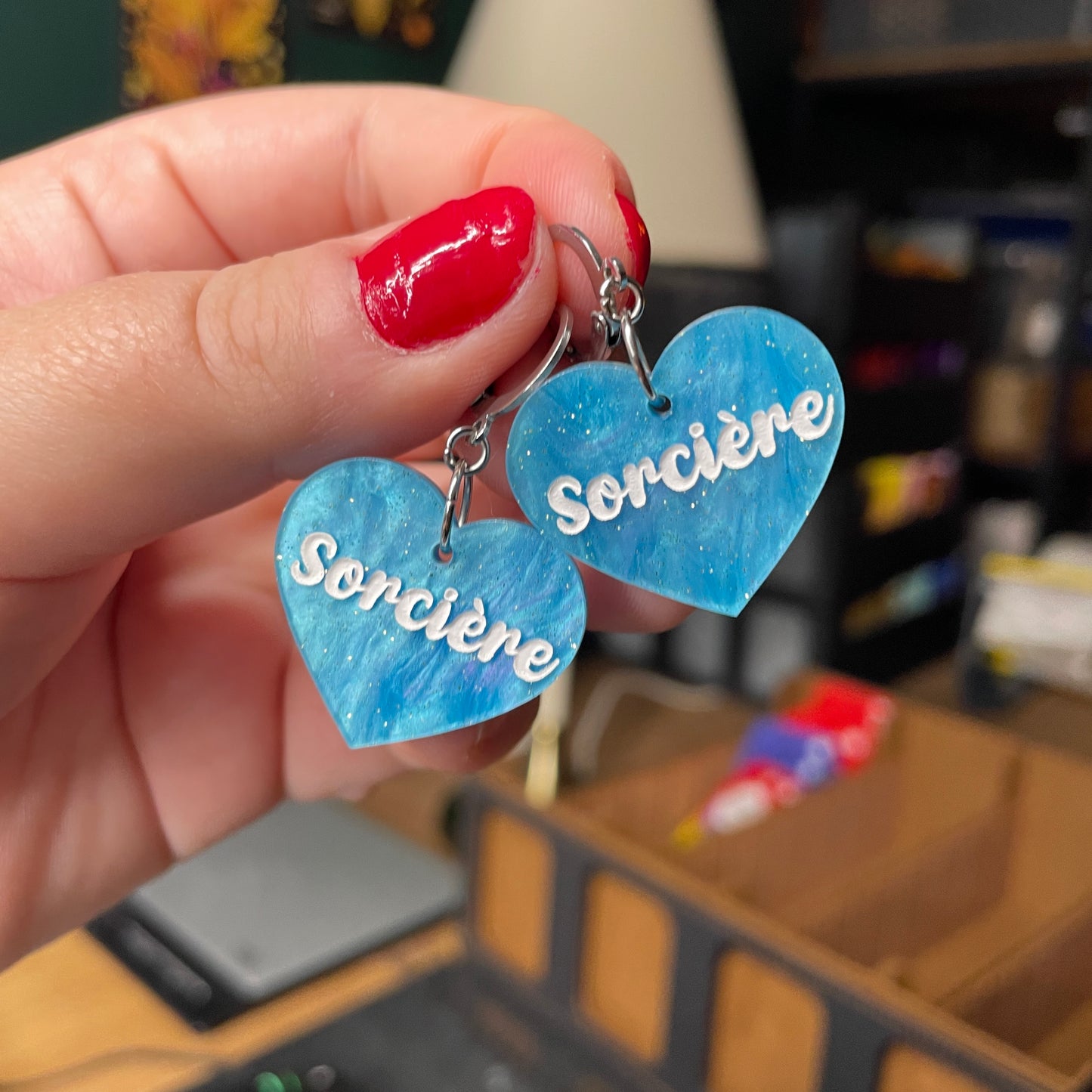 Paire de boucles d'oreilles "Sorcière" en acrylique marbrée bleue à paillettes