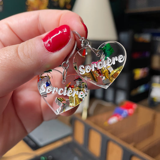 Paire de boucles d'oreilles "Sorcière" en acrylique japonaise transparente avec des confettis multicolores