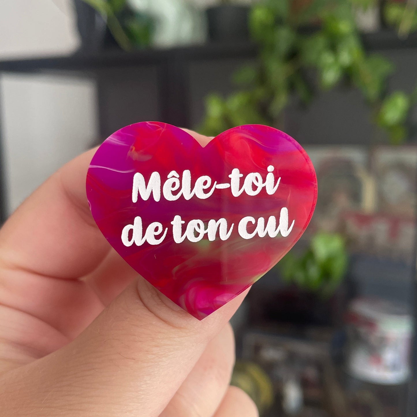 [CONTRÔLE TECHNIQUE] Broche "Mêle-toi de ton cul" en acrylique marbrée multicolore