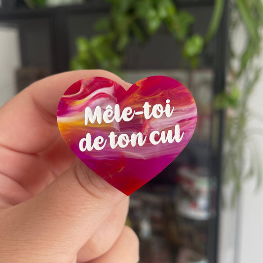 [CONTRÔLE TECHNIQUE] Broche "Mêle-toi de ton cul" en acrylique marbrée multicolore