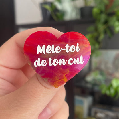 [CONTRÔLE TECHNIQUE] Broche "Mêle-toi de ton cul" en acrylique marbrée multicolore