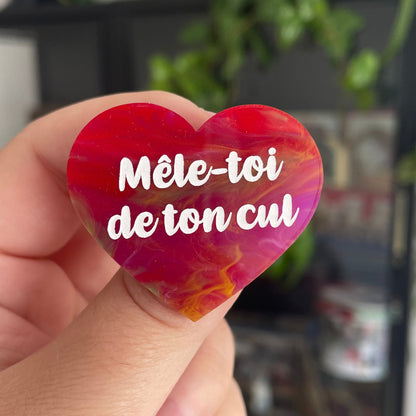[CONTRÔLE TECHNIQUE] Broche "Mêle-toi de ton cul" en acrylique marbrée multicolore