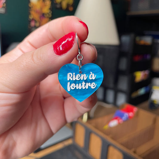[A l'unité] Petites boucle d'oreille coeur pendante "Rien à foutre" en acrylique marbrée bleue
