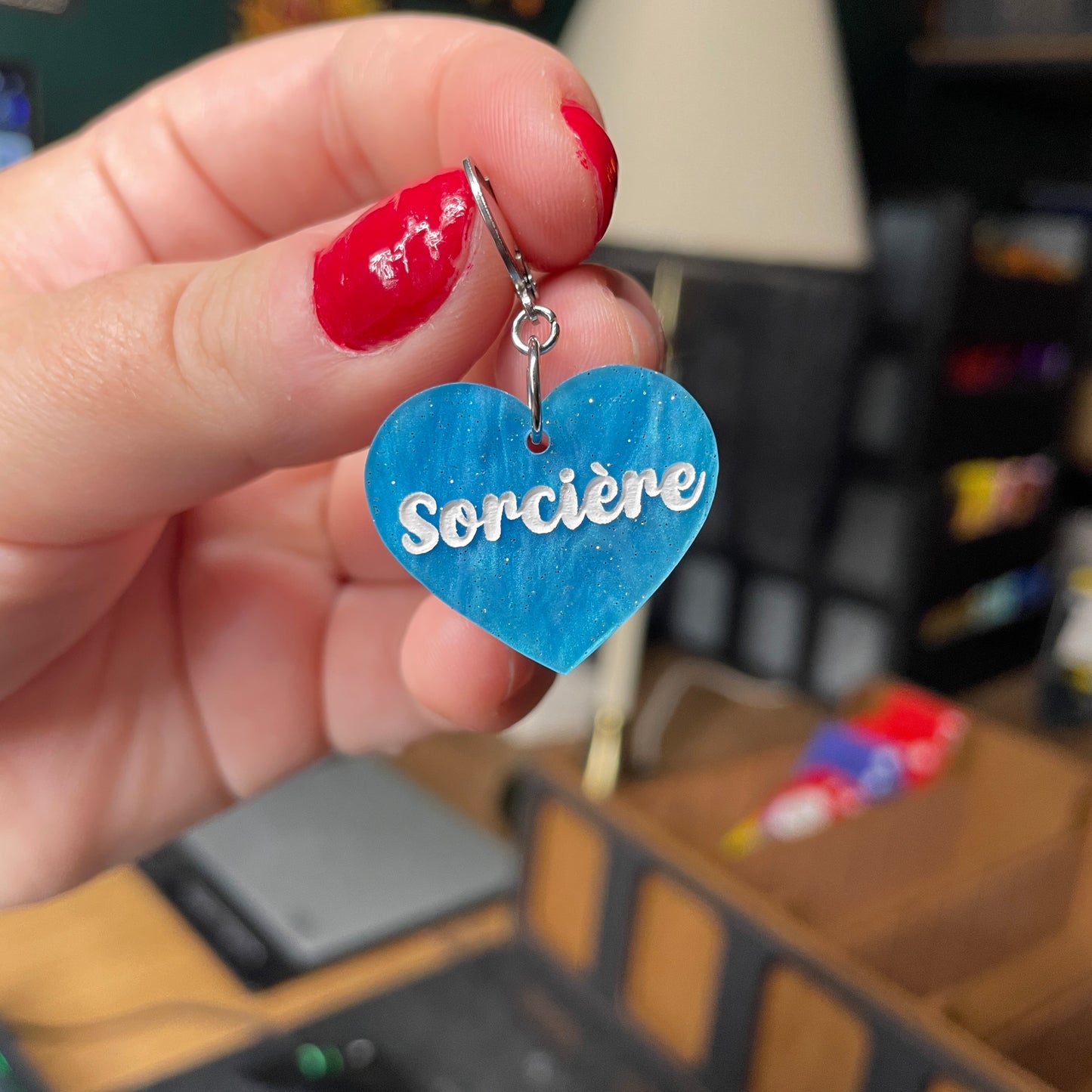 [A l'unité] Petites boucle d'oreille coeur pendante "Sorcière" en acrylique marbrée bleue à paillettes