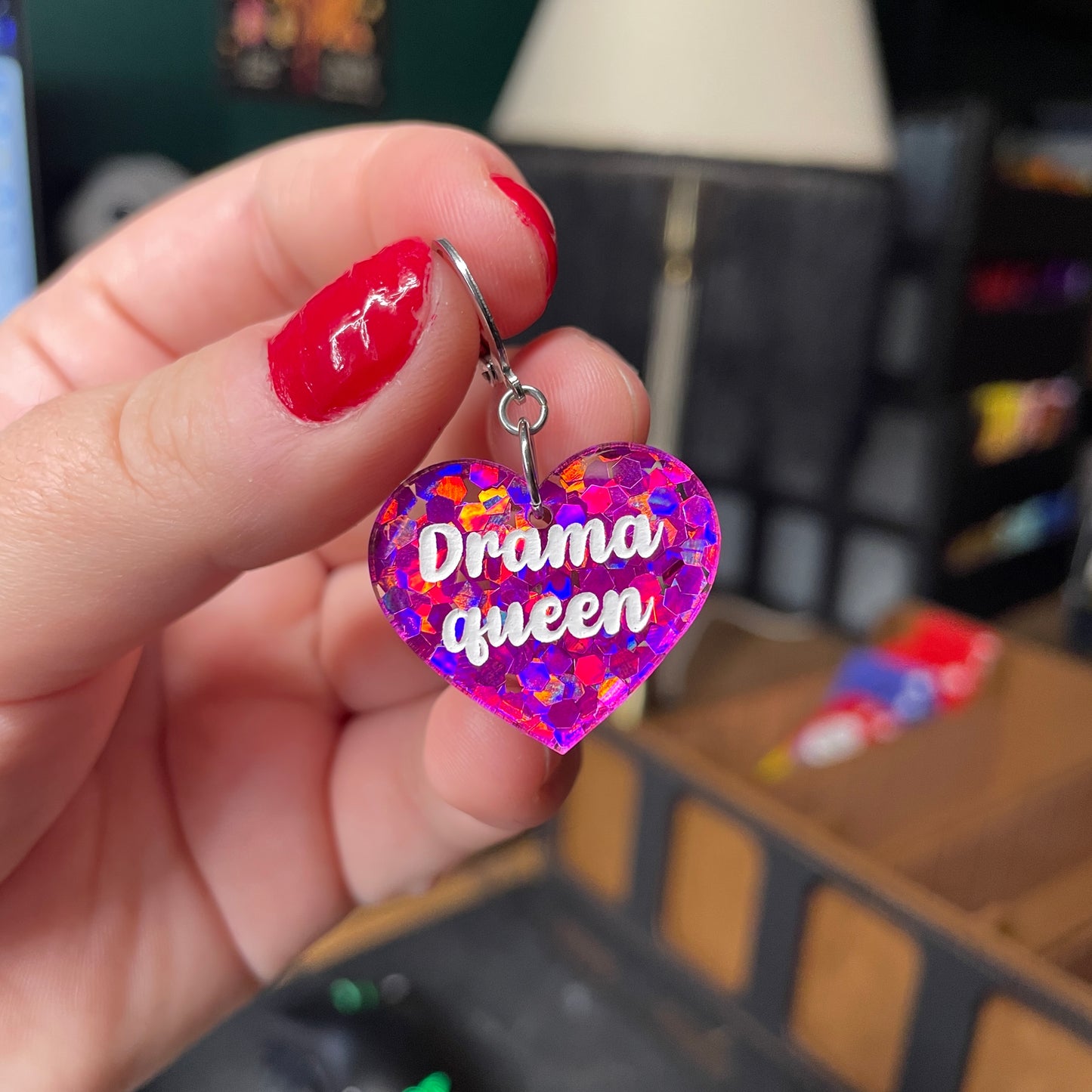 [A l'unité] Petites boucle d'oreille coeur pendante "Drama queen" en acrylique semi transparente avec des confettis fuchsia